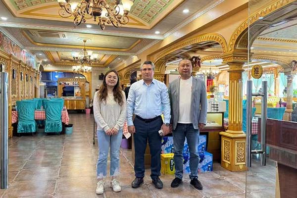 Welcome international customers to visit our company