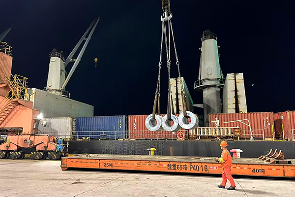 A Batch of Stainless Steel Coils Being Loaded at the Porg