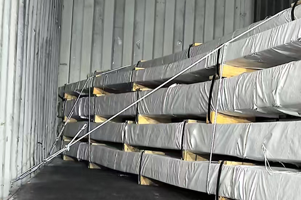 Stainless steel flat bar shipment in progress